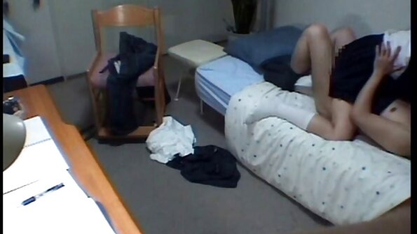 ایک سنہرے بالوں والی جو چوسنا پسند کرتی ہے اس کے خوبصورت چہرے میں منی آ رہی ہے۔