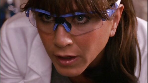 سوروں کے ساتھ ایک سنہرے بالوں والی آج ایک بڑے پیکر پر بیٹھی ہے۔