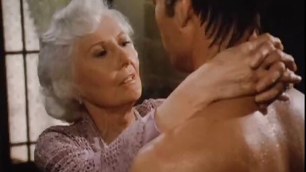 ایک سنہرے بالوں والی ٹیٹو اور چھوٹے بال اس کی چوت میں چود رہے ہیں۔