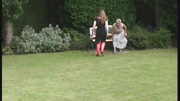 ایک brunette اس کے گدا سے پتہ چلتا ہے اور وہ پھر اسے anally fucked ہو جاتا ہے