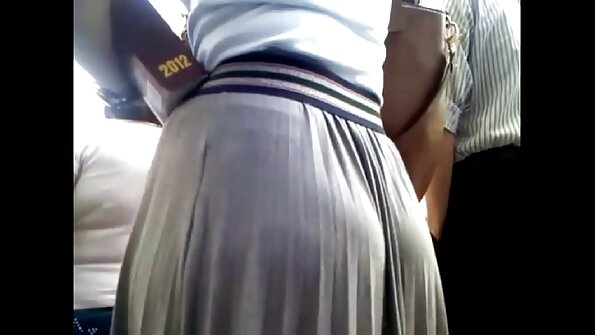 ایک سنسنی خیز سولو لڑکی اپنے اسنیچ کے اندر ایک وائبریٹر کو دھکیل رہی ہے۔