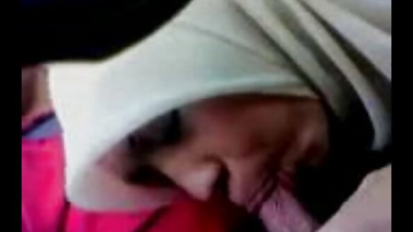بڑی چھاتی والی لڑکی صوفے پر اپنی گیلی گدی میں چود رہی ہے۔