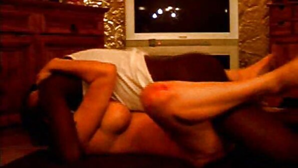 ایک سرخ بالوں والی شوقیہ جو ڈک کی سواری سے محبت کرتی ہے وہ دکھا رہی ہے کہ وہ کس طرح ہینڈل کرتی ہے۔