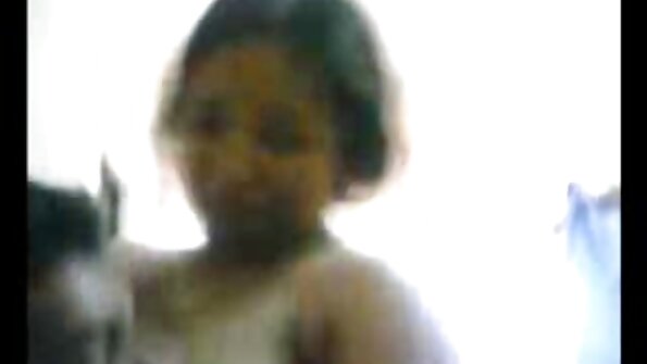 ایک نوجوان لڑکی جو لنڈ سے پیار کرتی ہے اپنے اندر کالا محسوس کر رہی ہے۔