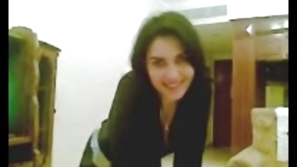 آنکھوں پر پٹی باندھنے والی لیٹنا لڑکی ہر قسم کے پوز میں کسی نہ کسی طرح کیل لگاتی ہے۔