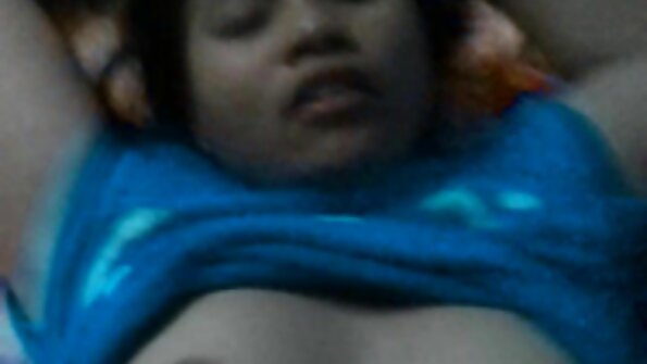 سنہرے بالوں والی شہد جس کی سیکسی گانڈ ہے اس کی چوت میں گھس جا رہی ہے۔