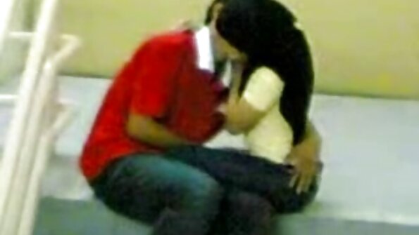 چھوٹے سینوں کے ساتھ سنہرے بالوں والی کیمرے پر تجزیہ کیا گیا جیسا کہ ایک چھوٹا سا گلہ۔