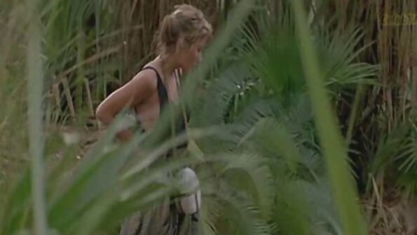 پھولے ہوئے نپلوں کے ساتھ برونیٹ کو اس کا آدمی پیچھے سے لے جا رہا ہے۔