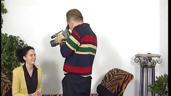 ایک سنہرے بالوں والی اور سیاہ فام ویڈیو میں ایک دوسرے کو چھیڑ رہی ہیں۔