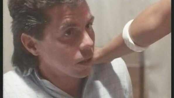 ایک سنہرے بالوں والی جو مرغی کو پسند کرتی ہے باہر کے تالاب سے چود رہی ہے۔