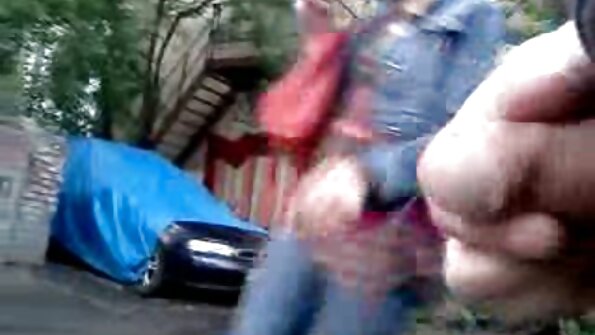 دبلے پتلے جسم کے ساتھ ایک شرمیلا اپنی ٹانگیں کھلے پھیلا رہا ہے۔