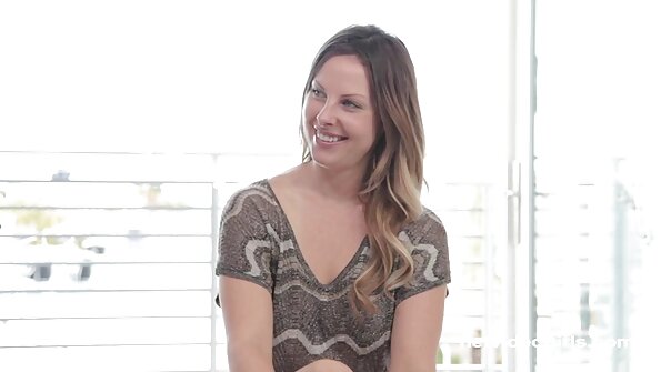 ایک چوزہ جس کے پاس گرم لنگی ہے وہ اپنے آپ کو کچھ لنڈ اندر لانے کے لیے بے نقاب کرتی ہے۔