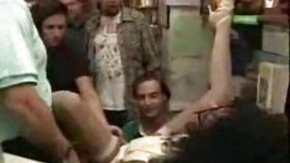 پیاری لڑکیاں اور خوبصورت لڑکوں کا گروپ سیکس ایکشن ہوتا ہے۔