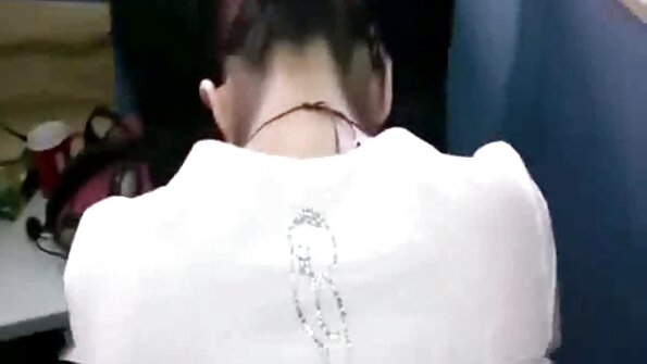 ایک شہوانی ، شہوت انگیز کالی جو ڈک چوسنا پسند کرتی ہے وہ اپنی صلاحیتوں کا مظاہرہ کر رہی ہے۔