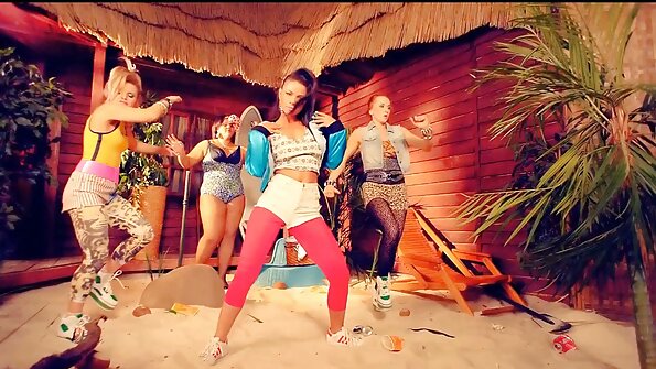 جرابوں کے ساتھ ایک سیکسی مالکن اس کی بلی میں داخل ہو رہی ہے