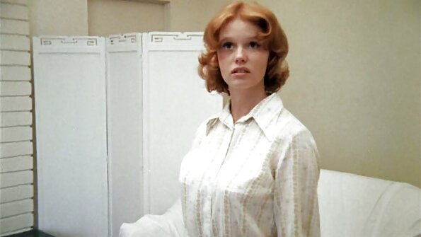 چھوٹی چوچیوں والی ایک پتلی کتیا اس کی چوت کو پھیلا رہی ہے۔