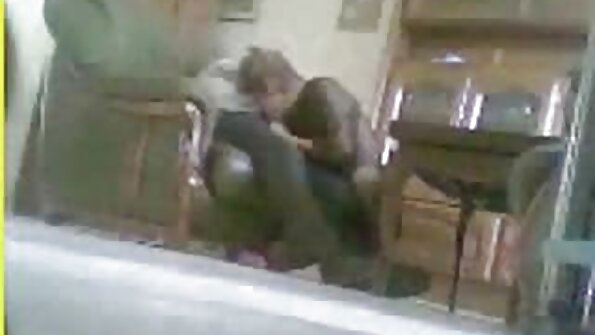 بڑی saggy چھاتی کے ساتھ سیاہ لڑکی اس کی بلی باہر کھلی پھیلا ہوا ہے