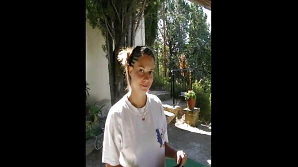 شیشے اور بھاری قدرتی دستک کے ساتھ سنہرے بالوں والی ایک فوٹی دے رہی ہے۔