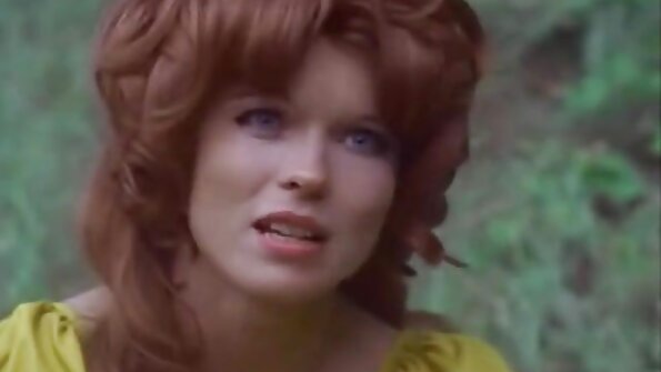 ایک گنجا بوڑھا آدمی گرم ، شہوت انگیز سنہرے بالوں والی لڑکی کو گھس رہا ہے۔