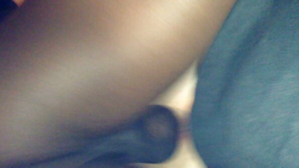 ایک سنہرے بالوں والی ایک جلال سوراخ کے ذریعے ایک مرگا کی دیکھ بھال کر رہا ہے