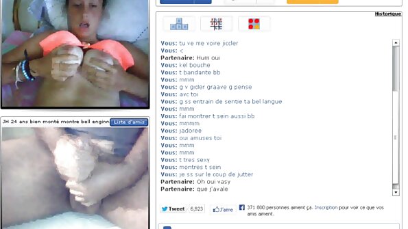 ایک خوبصورت جسم کے ساتھ ایک سنہرے بالوں والی اس کے گیلے تنگ گدی میں چودا ہے