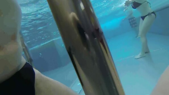 ایک brunette دو سینگ والے دوستوں کے ساتھ تھریسم میں مقعد کر رہی ہے۔