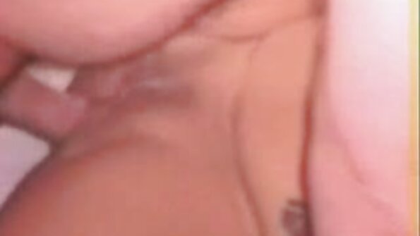 ایک brunette جس کے بالوں والی بلی ہے ایک کالا پیکر وصول کر رہی ہے۔