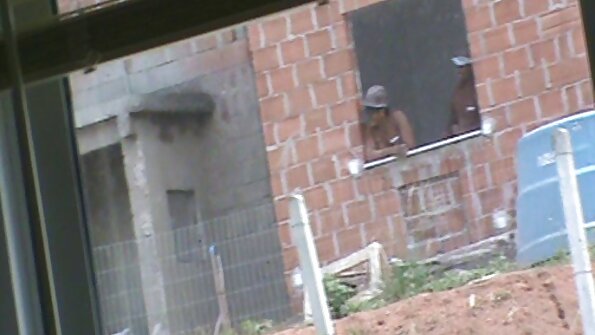 شہوانی ، شہوت انگیز جرابوں کے ساتھ ایک کالا فرش پر گھوم رہا ہے۔