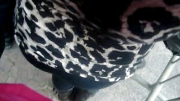 ایک خوبصورت گدی کے ساتھ ایک busty کتیا ہے بستر پر واقعی مشکل fucked