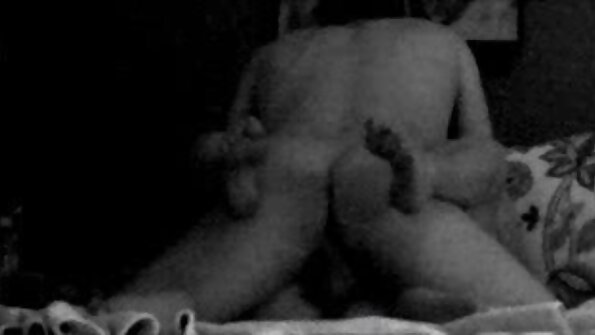 چھوٹی چھوٹی چوچیوں والی لڑکی صوفے پر چود رہی ہے۔