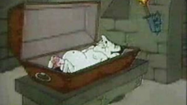 ایک جوڑے نے ایک نوجوان کو برہنہ کر دیا اور پھر وہ اس کے ساتھ ایک تھرسوم ہے۔