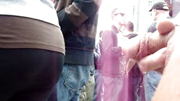 ایک سیاہ لیٹنا اپنی منڈوا بلی کو چودنے کے لیے کھول رہی ہے۔