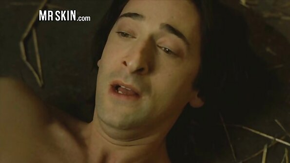 ایک اچھی لگنے والی فاحشہ جو کہ مقعد جنسی تعلق رکھنا پسند کرتی ہے ، تیل لگ رہی ہے۔