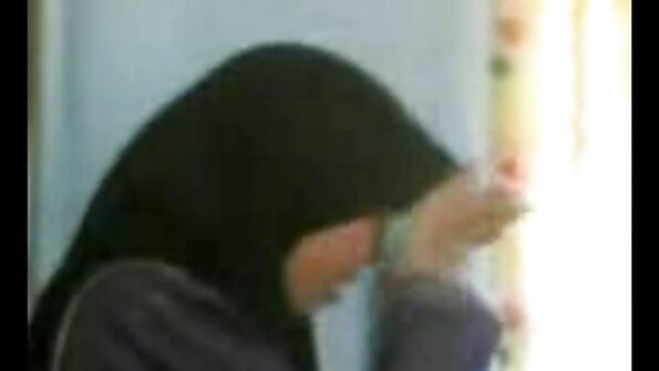 ایک گرم ، شہوت انگیز سنہرے بالوں والی اس کی بڑی چھاتی کو اس کے ساتھی نے نچوڑا ہے۔