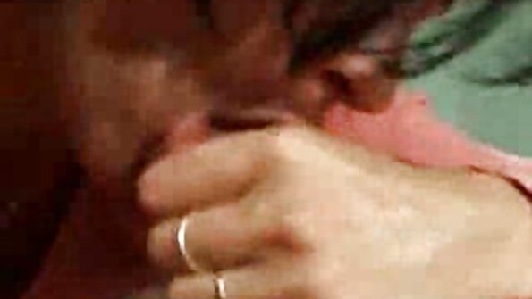 ایک شہوانی ، شہوت انگیز بگڑ رہا ہے ایک threesome میں اس کے دو دوستوں کی طرف سے