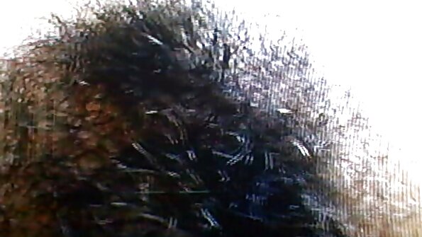 سنہرے بالوں والی ایک ہی وقت میں تین بڑے کالے لنڈ مار رہی ہے۔