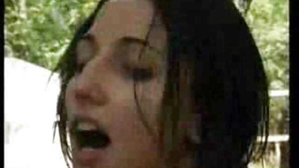 سنہرے بالوں والی ملف اور ایک خوبصورت نوجوان عورت ایک ساتھ بڑا ڈک چوس رہی ہے۔