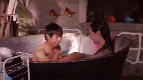 چوزہ اپنے پچھلے دروازے سے اندر اور باہر جانے والے لنڈ پر اترتا ہے۔