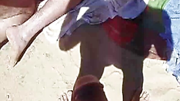 ایک بمبو اس کی بلی کو فلما رہی ہے جبکہ وہ مشکل سے چود رہی ہے۔