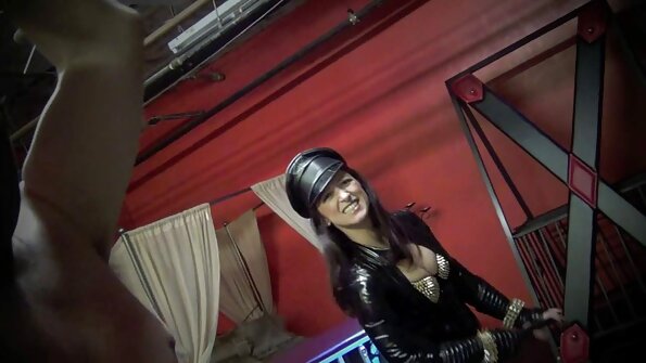 ایک کالا چوزہ جو سفید مرغ سے پیار کرتا ہے بستر پر ایک پر بیٹھا ہے۔