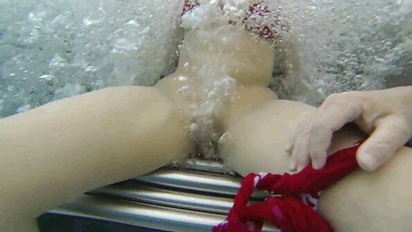 ایک سنہرے بالوں والی اس کی بڑی چوچیوں پر بہت زیادہ کم ہو رہی ہے