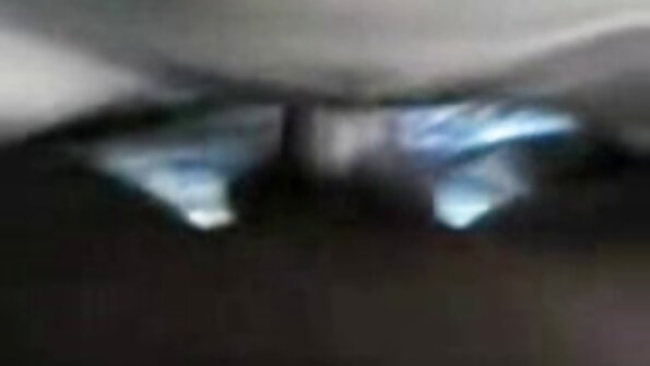 ایک سنہرے بالوں والی اپنی بکنی ہٹاتی ہے تاکہ وہ کچھ چھونے کا تجربہ کر سکے۔