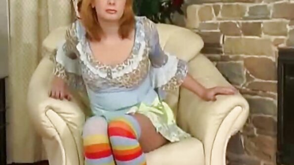 ایک سیاہ فام کالج کی لڑکی سونے کے کمرے میں اپنی بلی چڑھا رہی ہے۔