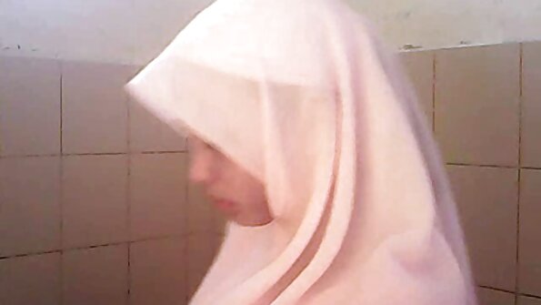 ایک کالی جس کا رسیلی گدا ہے وہ اپنے آدمی اور اس کے کھلونوں کے ساتھ کھیل رہی ہے۔