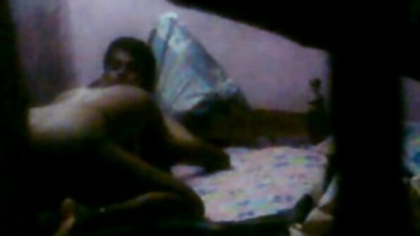 ایک لڑکی اور ایک دوست باورچی خانے میں ننگے ہیں ، ایک دوسرے کو اچھی طرح سے چود رہے ہیں۔