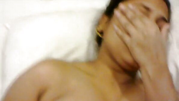 ایک لڑکی دو مردوں کو اس کے منہ اور اس کی بلی سے خوش کرنے کے قابل ہے۔