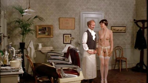 ایک شہوانی ، شہوت انگیز گدا کے ساتھ ایک لیٹنا اس کے بڑے عاشق کی طرف سے چاٹ رہا ہے