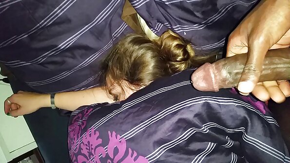 ایک لیٹنا جس کی بڑی چوچیاں ہیں اس کی تنگ چٹکی پونڈ ہو رہی ہے۔