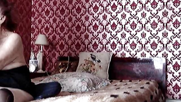 مقعد جنسی پھٹی ہوئی پینٹیہوج میں تمباکو نوشی گرم امیرہ اڈارہ کے ساتھ