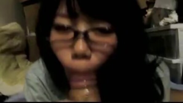 ایک سیکسی سی وینڈی اس کی بلی کو چاٹ رہی ہے اور بھری ہوئی ہے۔